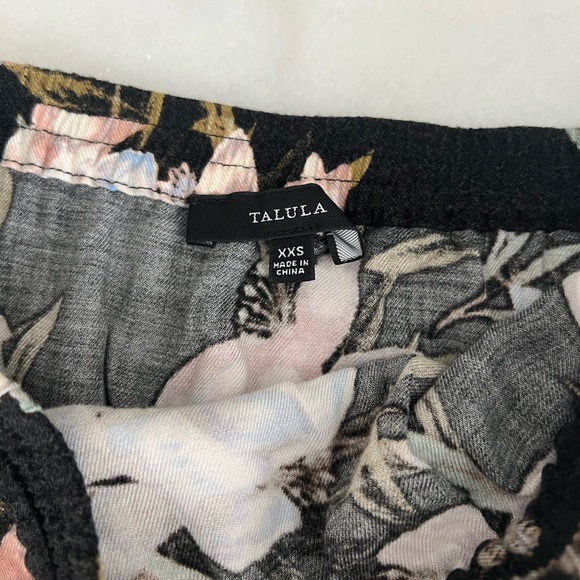 Aritzia Talula Tabata Floral Jumpsuit Size XXS - Picture 3 of 3